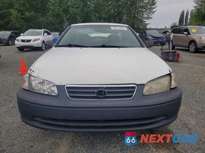 Piąte zdjęcie samochodu w środku: 2000 TOYOTA CAMRY LE VIN:JT2BG22K8Y0481831 - miniatura