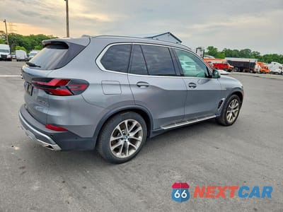 Trzecie zdjęcie samochodu z tyłu: 2025 BMW X5 XDRIVE50E VIN:5UX43EU08S9X01012 - miniatura
