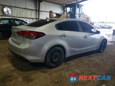 Trzecie zdjęcie samochodu z tyłu: 2018 KIA FORTE LX VIN:3KPFK4A70JE209884 - miniatura