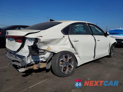 Trzecie zdjęcie samochodu z tyłu: 2020 KIA FORTE LXS VIN:3KPF24AD5LE184134 - miniatura