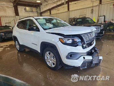 Czwarte zdjęcie samochodu z boku: 2022 JEEP COMPASS LATITUDE VIN:3C4NJDBB6NT210203 - miniatura