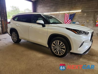Czwarte zdjęcie samochodu z boku: 2023 TOYOTA HIGHLANDER PLATINUM VIN:5TDKDRAH0PS043542 - miniatura