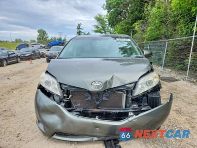 Piąte zdjęcie samochodu w środku: 2011 TOYOTA SIENNA XLE 8-PASSENGER VIN:5TDYK3DC3BS048448 - miniatura