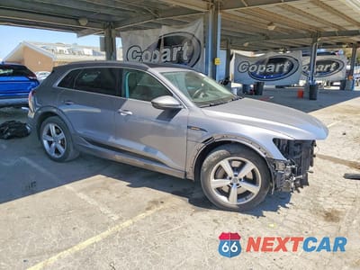 Czwarte zdjęcie samochodu z boku: 2019 AUDI E-TRON PREMIUM PLUS VIN:WA1LAAGE4KB005916 - miniatura