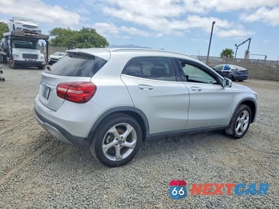 Trzecie zdjęcie samochodu z tyłu: 2019 MERCEDES-BENZ GLA 250 VIN:WDCTG4EB1KU011279 - miniatura