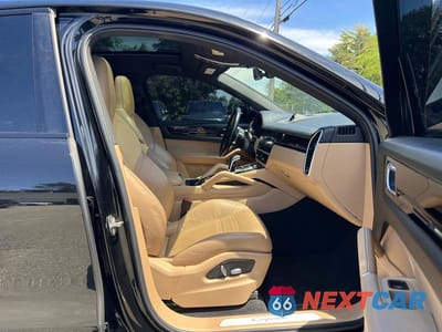Piąte zdjęcie samochodu w środku: 2020 PORSCHE CAYENNE COUPE VIN:WP1BA2AY2LDA46687 - miniatura