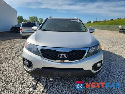 Piąte zdjęcie samochodu w środku: 2012 KIA SORENTO LX VIN:5XYKTDA6XCG219301 - miniatura