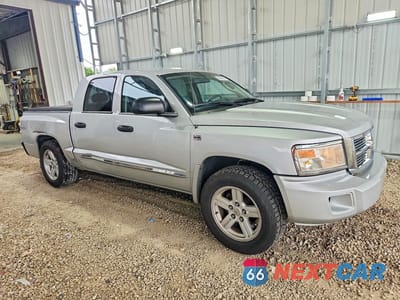 Czwarte zdjęcie samochodu z boku: 2011 DODGE DAKOTA LARAMIE VIN:1D7RW5GP6BS633959 - miniatura