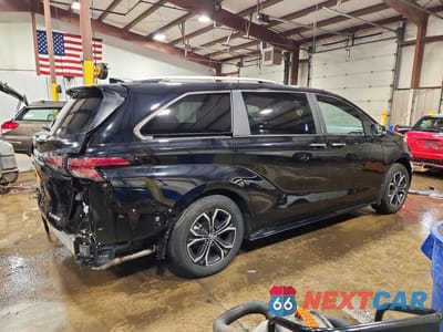 Trzecie zdjęcie samochodu z tyłu: 2025 TOYOTA SIENNA PLATINUM 7-PASSENGER VIN:5TDESKFC6SS164317 - miniatura