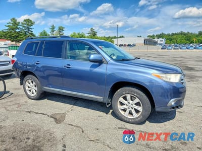Czwarte zdjęcie samochodu z boku: 2013 TOYOTA HIGHLANDER SE VIN:5TDBK3EH3DS235465 - miniatura