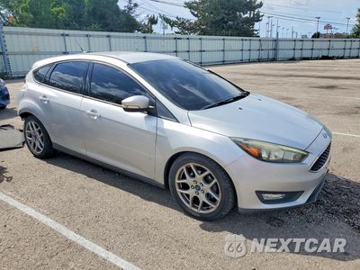 Czwarte zdjęcie samochodu z boku: 2015 FORD FOCUS SE VIN:1FADP3K21FL333771 - miniatura