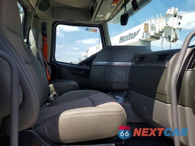 Piąte zdjęcie samochodu w środku: 2026 VOLVO VNR VIN:4V4WC9DH8TN713536 - miniatura