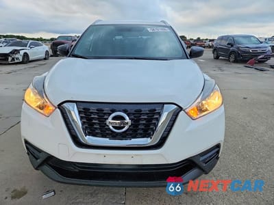 Piąte zdjęcie samochodu w środku: 2019 NISSAN KICKS S VIN:3N1CP5CU1KL510855 - miniatura