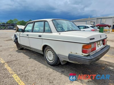 Drugie zdjęcie samochodu z przodu: 1991 VOLVO 240 VIN:YV1AA8847M1444977 - miniatura