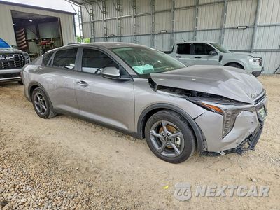 Czwarte zdjęcie samochodu z boku: 2025 KIA K4 LXS VIN:3KPFT4DE8SE011370 - miniatura