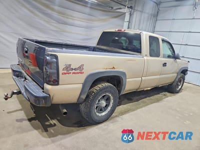 Trzecie zdjęcie samochodu z tyłu: 2004 CHEVROLET SILVERADO K1500 VIN:2GCEK19V841130493 - miniatura