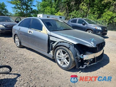 Czwarte zdjęcie samochodu z boku: 2013 MERCEDES-BENZ C 300 4MATIC VIN:WDDGF8ABXDR248582 - miniatura
