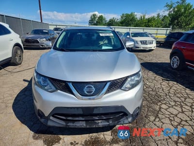 Piąte zdjęcie samochodu w środku: 2018 NISSAN ROGUE SPORT SV VIN:JN1BJ1CP1JW195810 - miniatura