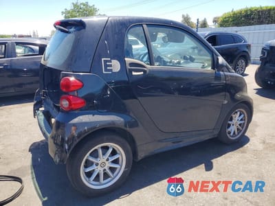 Trzecie zdjęcie samochodu z tyłu: 2016 SMART FORTWO VIN:WMEEJ9AA5GK844839 - miniatura