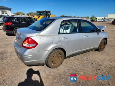 Trzecie zdjęcie samochodu z tyłu: 2010 NISSAN VERSA 1.8 S VIN:3N1BC1AP0AL366775 - miniatura