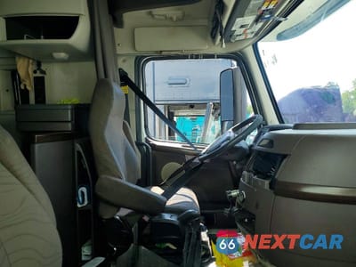 Piąte zdjęcie samochodu w środku: 2016 VOLVO VN VNL - SEMI TRUCK VIN:4V4NC9EHXGN938699 - miniatura