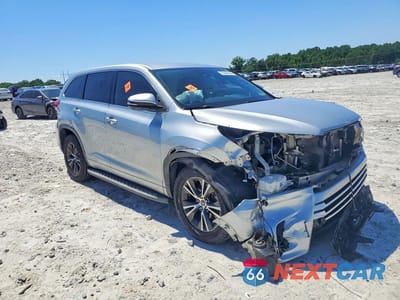 Czwarte zdjęcie samochodu z boku: 2018 TOYOTA HIGHLANDER LE VIN:5TDZARFH0JS040891 - miniatura