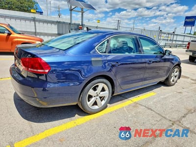Trzecie zdjęcie samochodu z tyłu: 2013 VOLKSWAGEN PASSAT SE VIN:1VWBP7A35DC037486 - miniatura