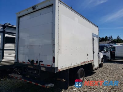Trzecie zdjęcie samochodu z tyłu: 2021 CHEVROLET EXPRESS BOX TRUCK VIN:1HA6GVC76MN006823 - miniatura