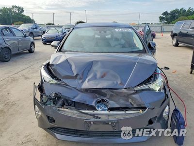 Piąte zdjęcie samochodu w środku: 2016 TOYOTA PRIUS FOUR TOURING VIN:JTDKARFU7G3026611 - miniatura