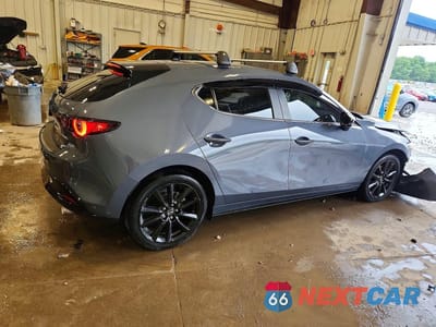 Trzecie zdjęcie samochodu z tyłu: 2023 MAZDA 3 PREFERRED VIN:JM1BPBLM2P1612509 - miniatura