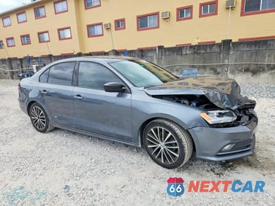 Czwarte zdjęcie samochodu z boku: 2016 VOLKSWAGEN JETTA SPORT VIN:3VWD17AJ1GM300259 - miniatura