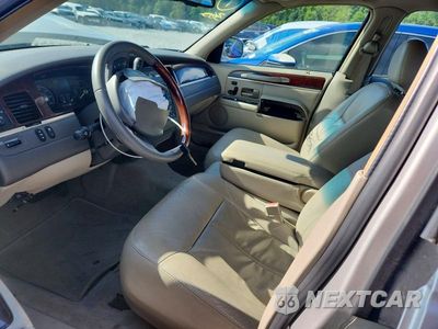 Zdjęcie 7 z 12 samochodu: 2008 LINCOLN TOWN CAR SIGNATURE LIMITED VIN:2LNHM82W98X658612 - miniatura