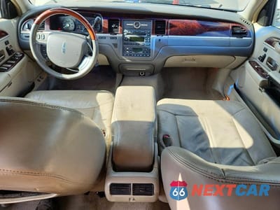 Zdjęcie 8 z 12 samochodu: 2011 LINCOLN TOWN CAR SIGNATURE LIMITED VIN:2LNBL8CVXBX761026 - miniatura