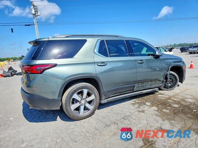 Trzecie zdjęcie samochodu z tyłu: 2022 CHEVROLET TRAVERSE LT VIN:1GNERHKWXNJ128900 - miniatura