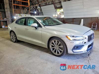 Czwarte zdjęcie samochodu z boku: 2021 VOLVO S60 T6 MOMENTUM VIN:7JRA22TKXMG093017 - miniatura