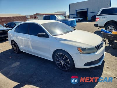 Czwarte zdjęcie samochodu z boku: 2014 VOLKSWAGEN JETTA BASE VIN:3VW2K7AJ9EM235596 - miniatura
