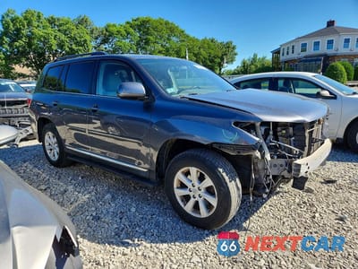 Czwarte zdjęcie samochodu z boku: 2013 TOYOTA HIGHLANDER PLUS VIN:5TDBK3EH8DS197361 - miniatura