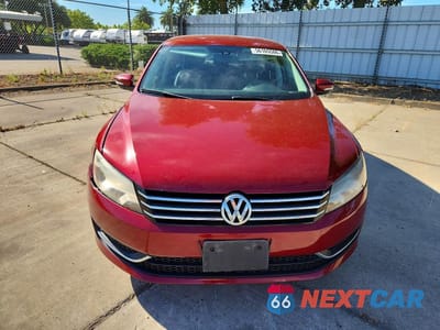 Piąte zdjęcie samochodu w środku: 2015 VOLKSWAGEN PASSAT SE VIN:1VWBT7A34FC057632 - miniatura
