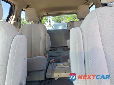 Zdjęcie 10 z 13 samochodu: 2012 TOYOTA SIENNA LE VIN:5TDKK3DC1CS202193 - miniatura