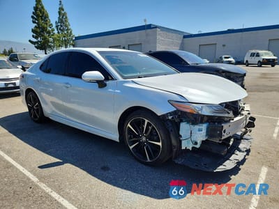 Czwarte zdjęcie samochodu z boku: 2018 TOYOTA CAMRY XSE VIN:4T1B61HK5JU053088 - miniatura