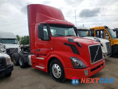 2018 VOLVO VN VNL 4V4NC9EG7JN996980 - główne zdjęcie licytacji z USA - miniatura