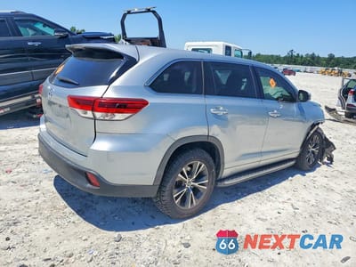 Trzecie zdjęcie samochodu z tyłu: 2018 TOYOTA HIGHLANDER LE VIN:5TDZARFH0JS040891 - miniatura