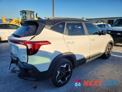 Trzecie zdjęcie samochodu z tyłu: 2026 KIA SELTOS S VIN:KNDEUCAA4T7893658 - miniatura