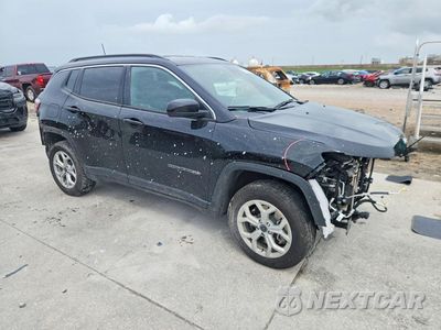 Czwarte zdjęcie samochodu z boku: 2026 JEEP COMPASS LATITUDE VIN:3C4NJDBN4TT190525 - miniatura