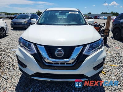 Piąte zdjęcie samochodu w środku: 2018 NISSAN ROGUE S VIN:KNMAT2MT0JP622957 - miniatura