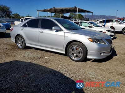 Czwarte zdjęcie samochodu z boku: 2007 TOYOTA CAMRY SE V6 VIN:4T1BK46K67U517806 - miniatura