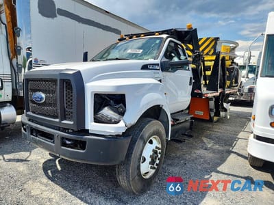 Drugie zdjęcie samochodu z przodu: 2023 FORD F750 SUPER DUTY FLATBED TRUCK WITH CRASH ATTENUATOR VIN:1FDNF7AN1PDF07432 - miniatura