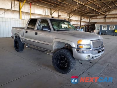 Czwarte zdjęcie samochodu z boku: 2004 GMC NEW SIERRA K1500 VIN:2GTEK13T641398840 - miniatura