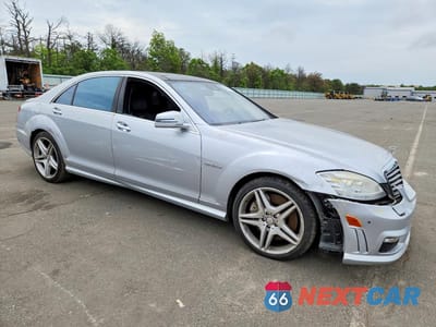 Czwarte zdjęcie samochodu z boku: 2010 MERCEDES-BENZ S 63 AMG VIN:WDDNG7HB9AA295908 - miniatura