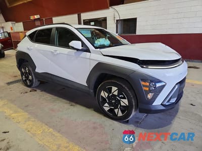 Czwarte zdjęcie samochodu z boku: 2025 HYUNDAI KONA SEL VIN:KM8HBCAB9SU287702 - miniatura